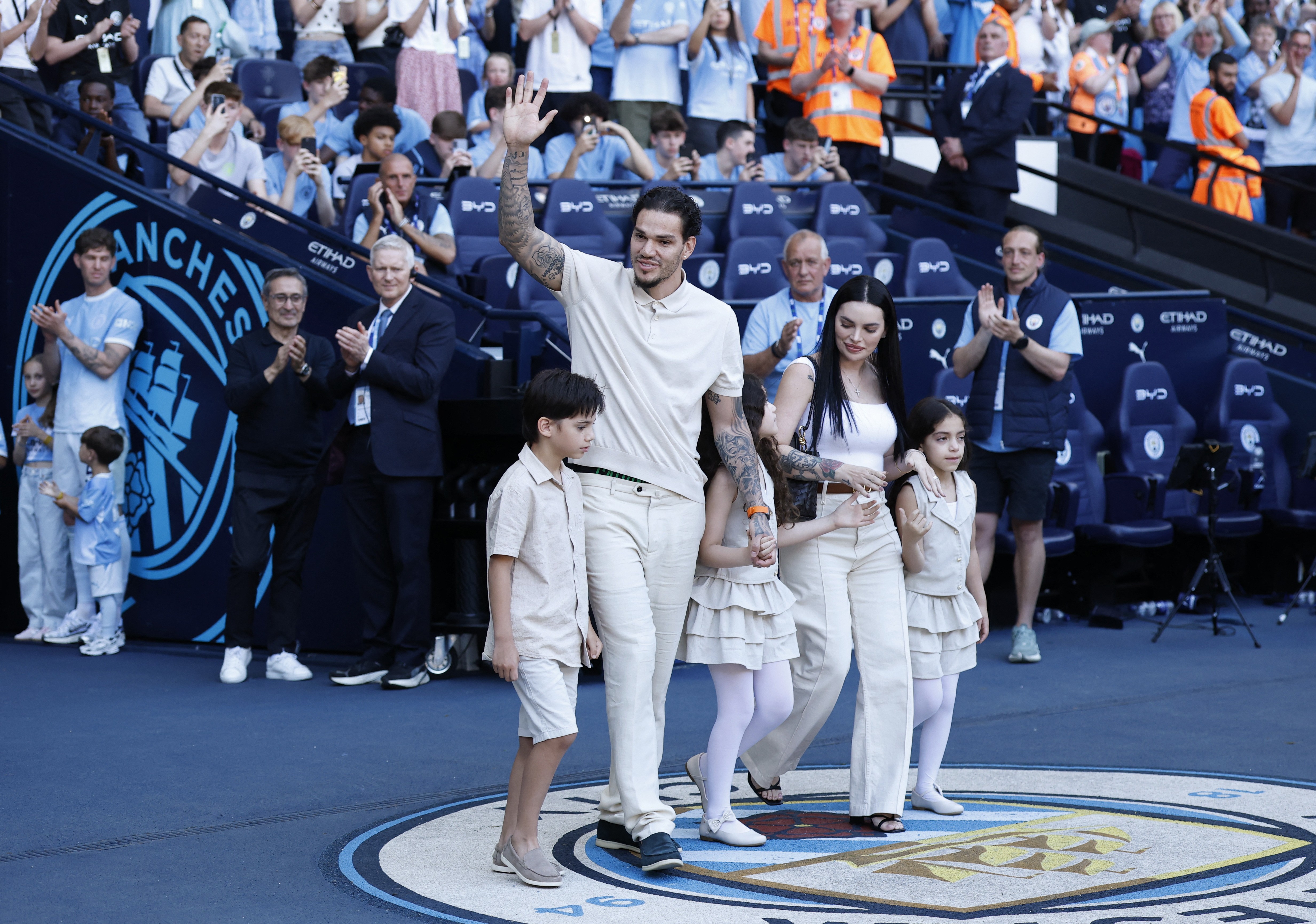 Ederson, Fernandinho e Gündogan participam da despedida de Guardiola no Manchester City