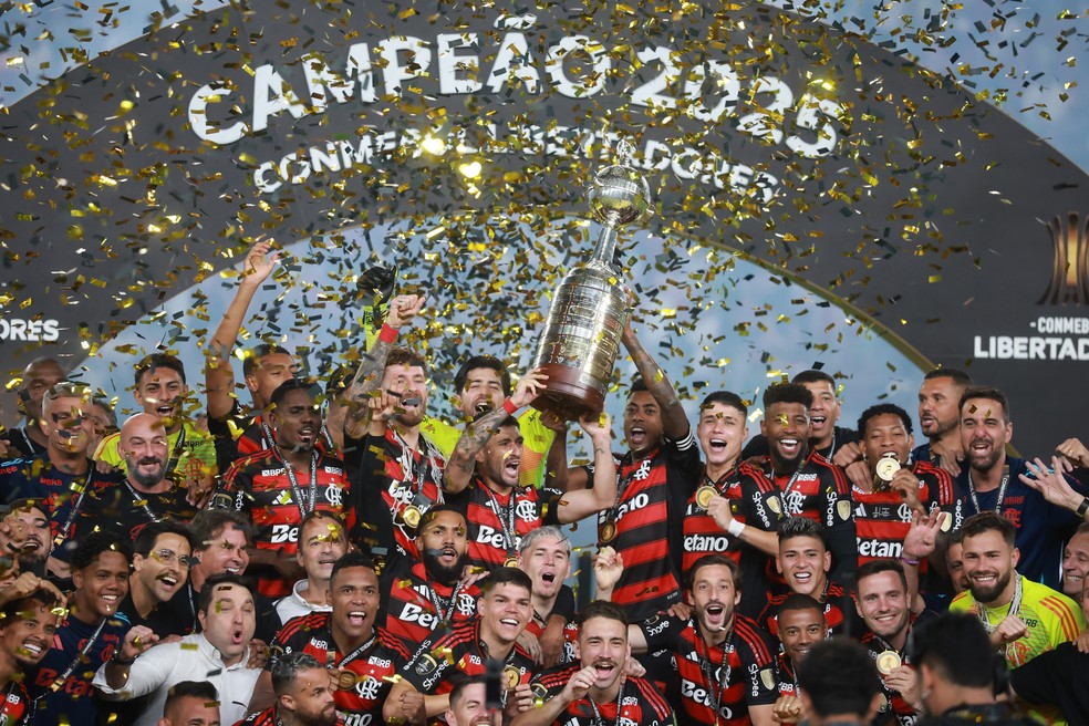 Flamengo taa trofu Libertadores  Foto: Hector Vivas/Getty Images
