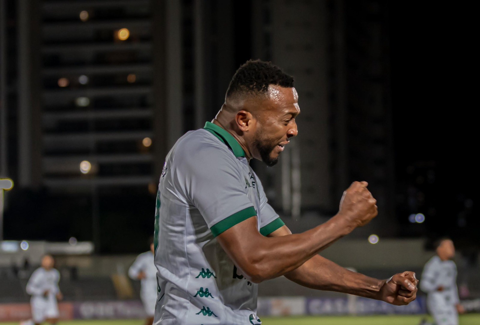 Jogadores do Guarani comemoram gol em vitória expressiva contra o Maringá pela Série C