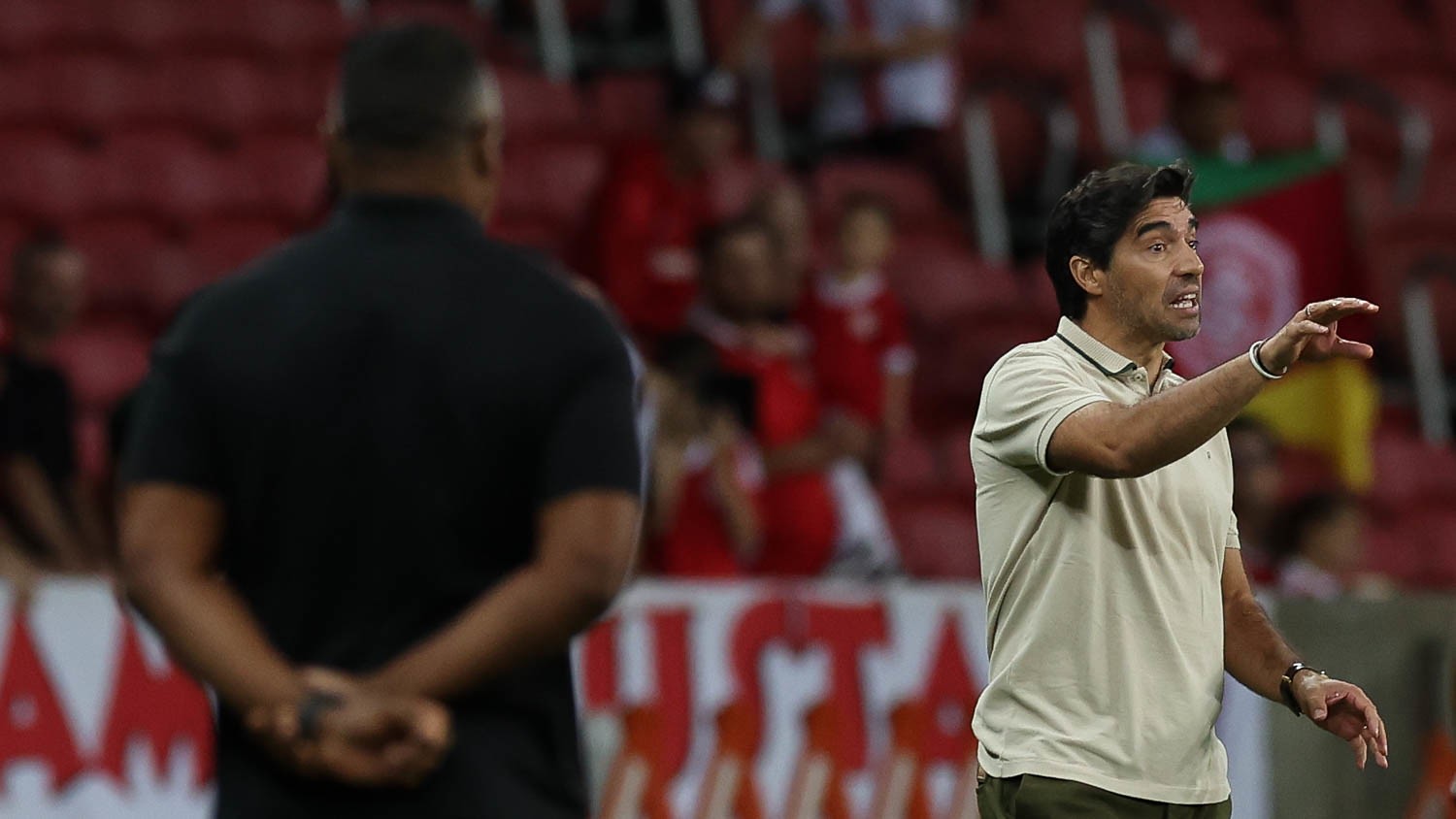 Abel analisa solidez do Palmeiras e ressalta impacto dos títulos no futebol.