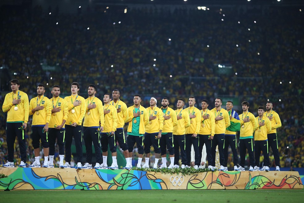 William e Walace (6º e 7º da fila respectivamente) no pódio das Olimpíadas Rio-2016 no Maracanã