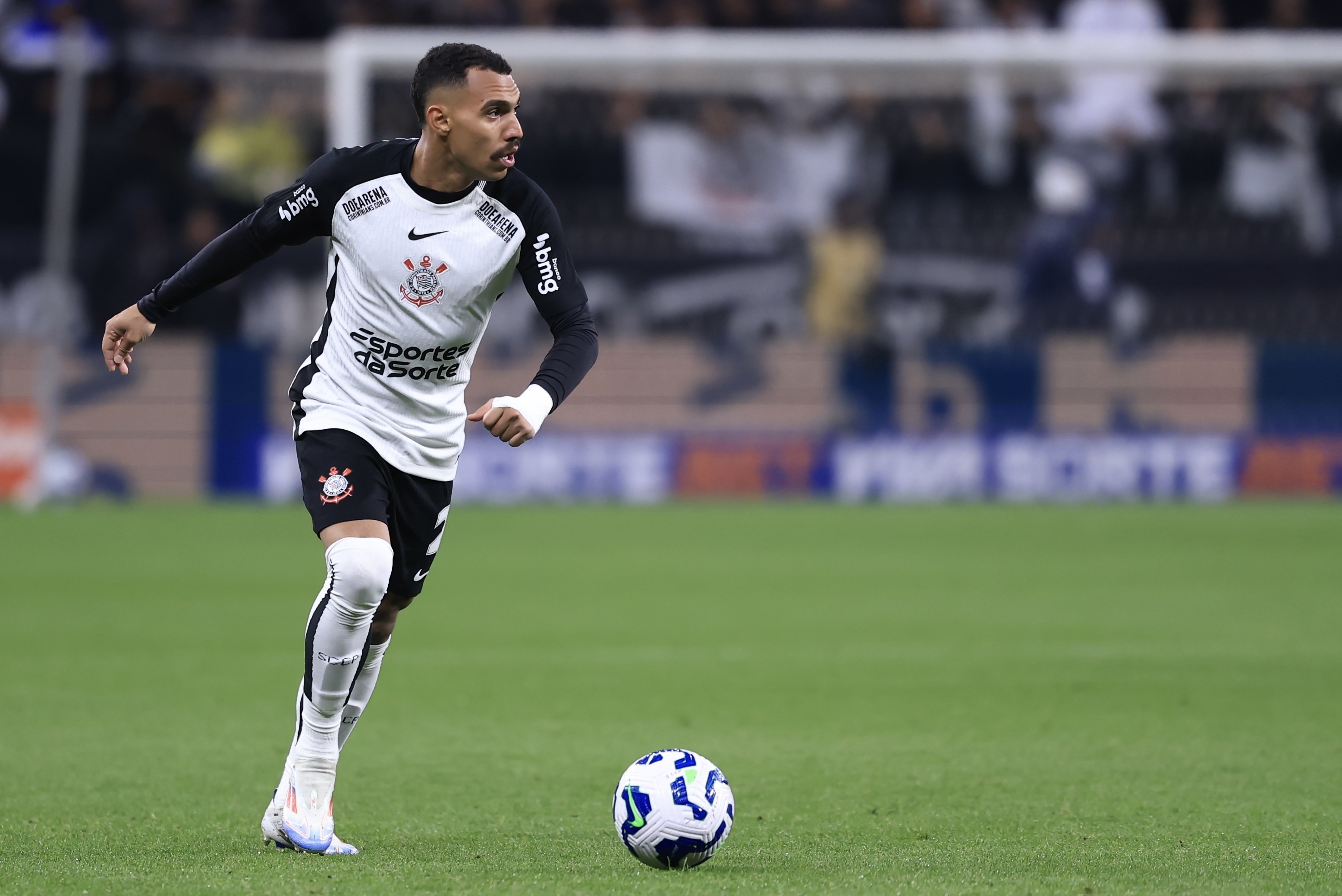 Matheuzinho contribui com assistência decisiva para o Corinthians