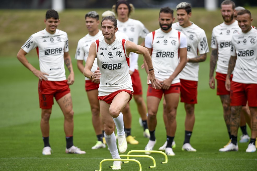 Filipe Luís, Ayrton Lucas, Thiago Maia e outros jogadores em treino do Flamengo — Foto: Marcelo Cortes / CRF