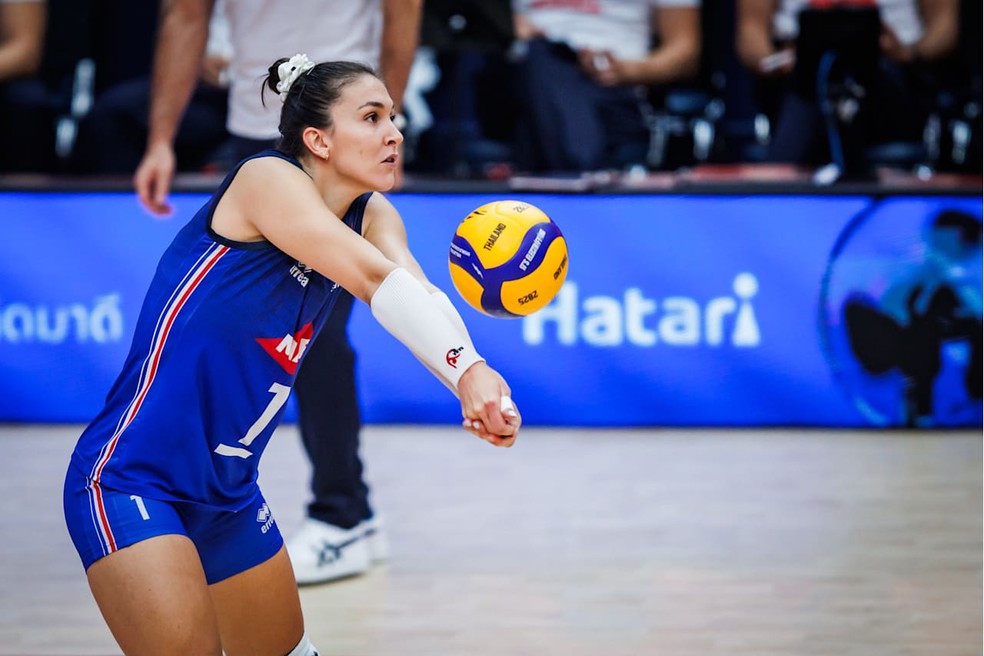 Cazaute em a&ccedil;&atilde;o contra a China no Mundial &mdash; Foto: FIVB