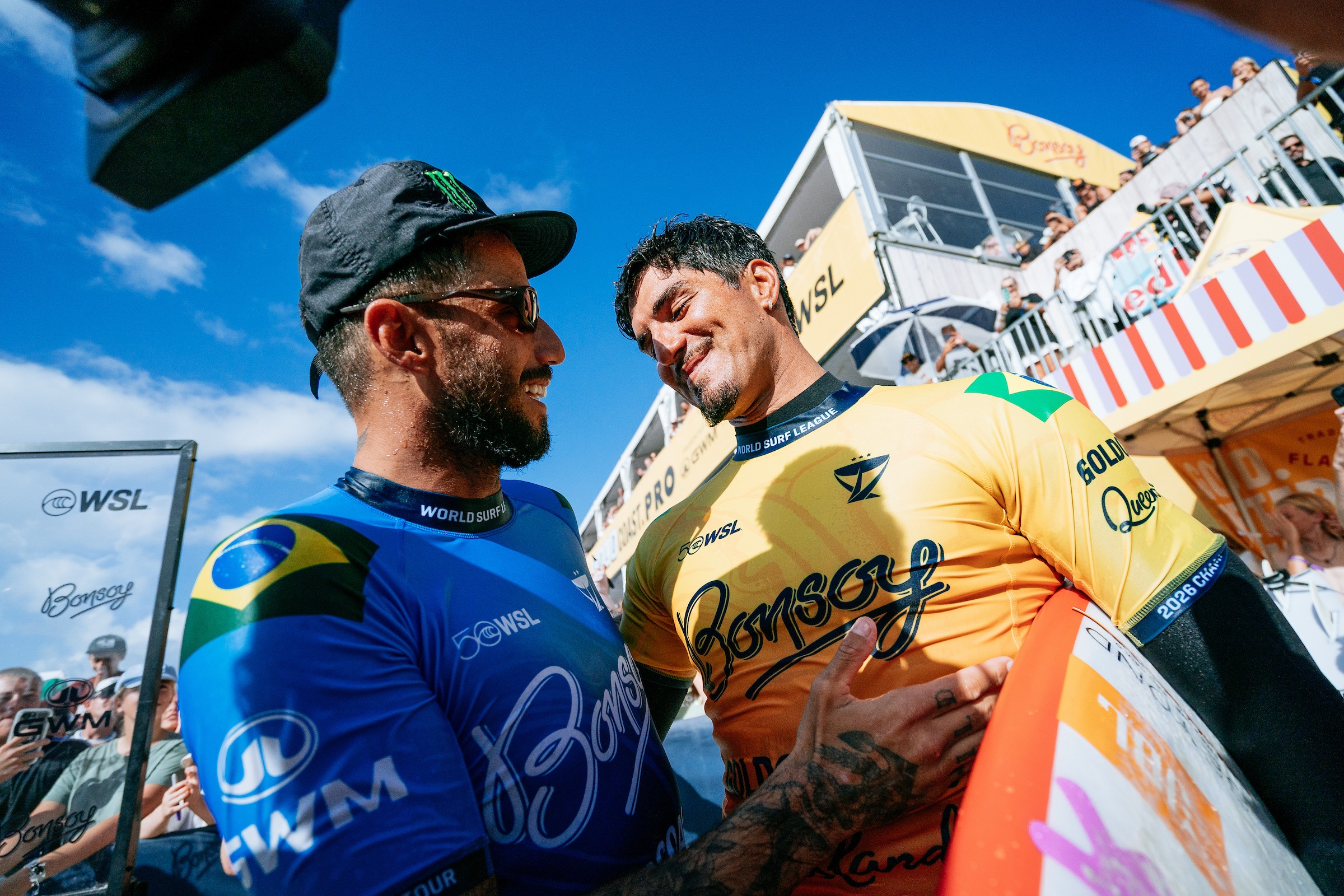 Gabriel Medina e Filipe Toledo em um confronto estratégico no circuito mundial de surfe