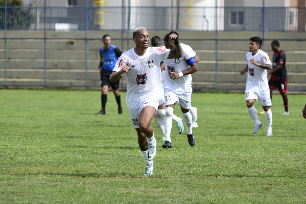 Felipe Clemente, do Ceilândia, comemora gol na vitória do clube sobre o Planaltina; equipe está com 100% de aproveitamento no estadual — Foto: Alan Rones/Ceilândia E.C.