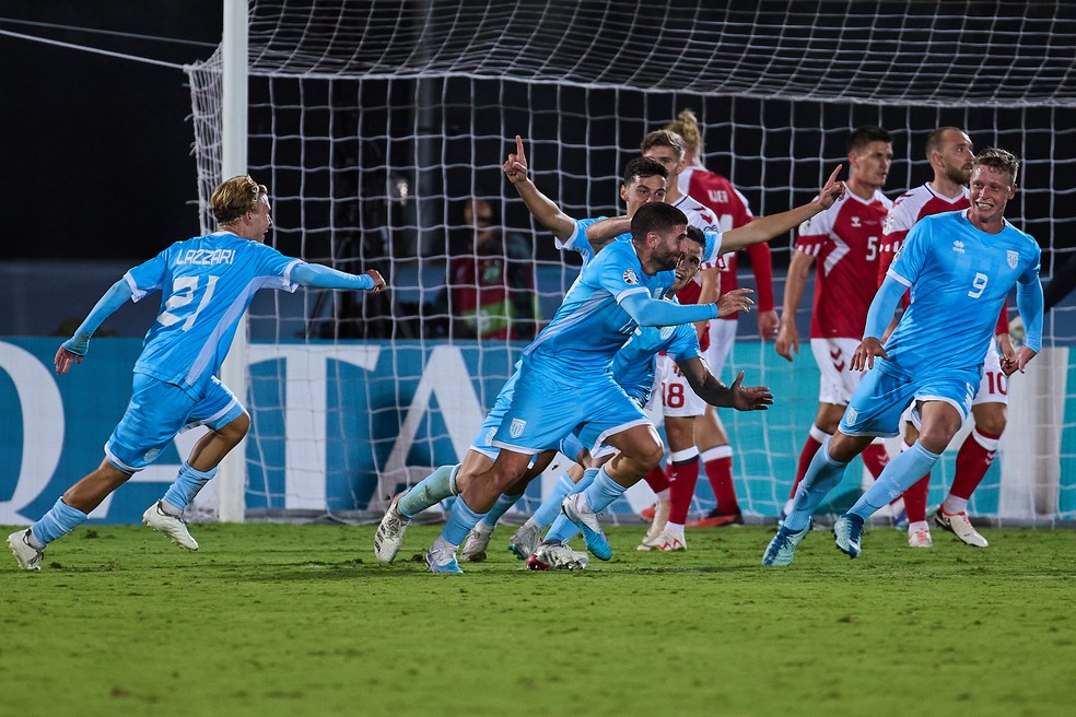 Jogadores de San Marino comemoram gol contra Dinamarca, o primeiro em dois anos na seleção — Foto: Emmanuele Ciancaglini/Ciancaphoto Studio/Getty Images
