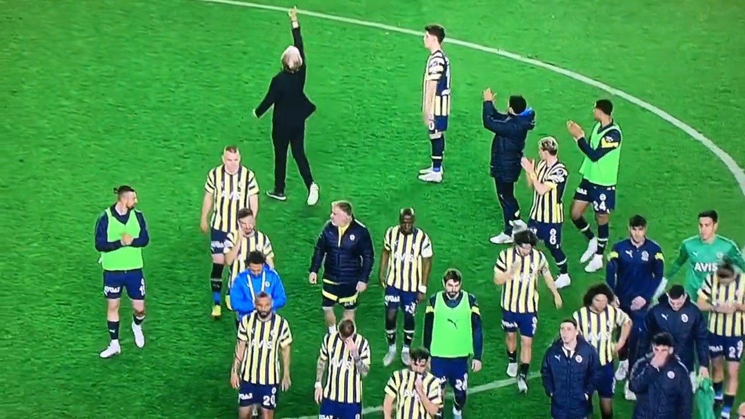 Besiktas vence clássico com Fenerbahçe com golaços de Quaresma e