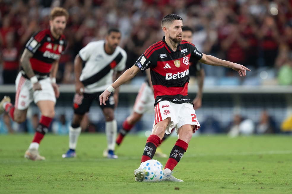 Jorginho na cobrança de pênalti | Flamengo x Vasco — Foto: André Durão