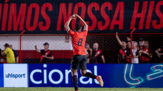 Klebert comemora gol do Atlético-GO contra o Fortaleza