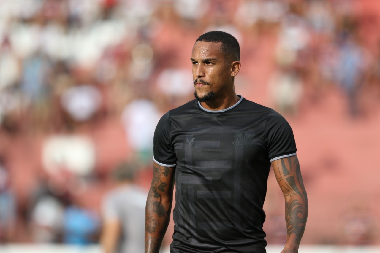 Santa Cruz encaminha rescisões com Raphael Macena, Alex Alves e Gilberto