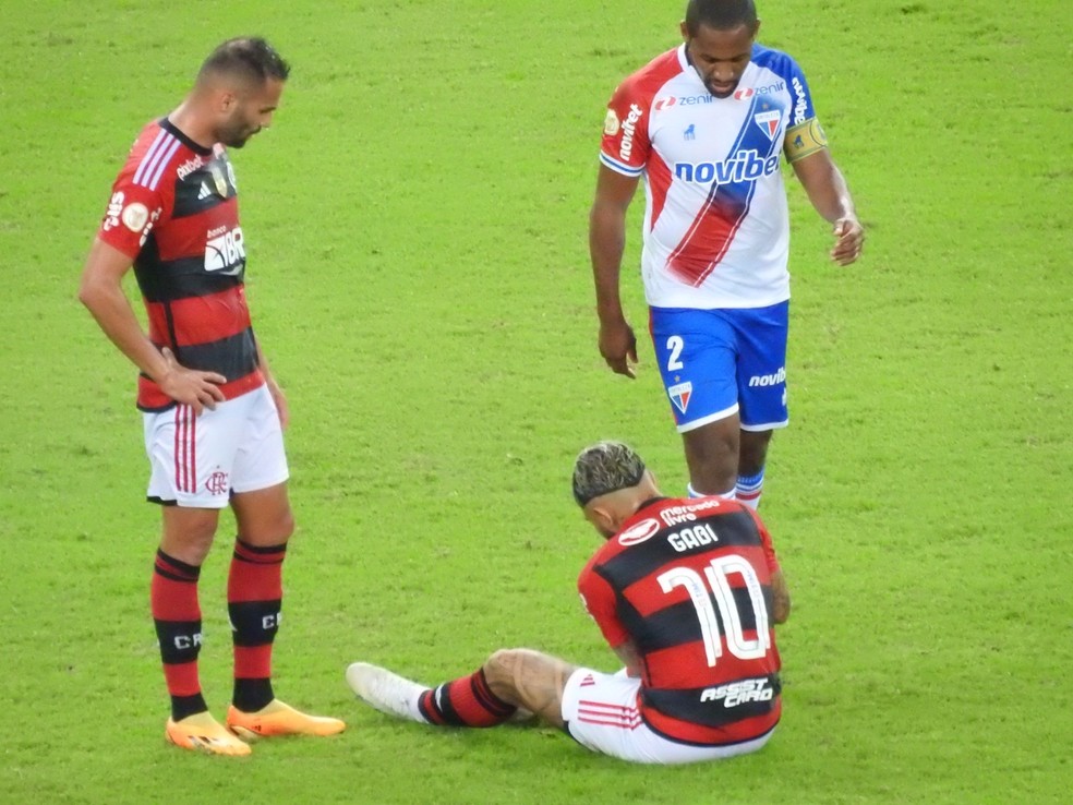 Gabigol saiu no intervalo do jogo com o Fortaleza por causa de uma torção no tornozelo — Foto: Fred Gomes