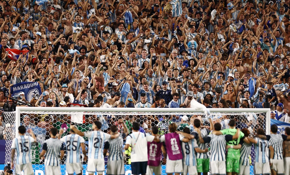 Jogadores da Argentina cantam com torcedores, após classificação — Foto: REUTERS/Lee Smith