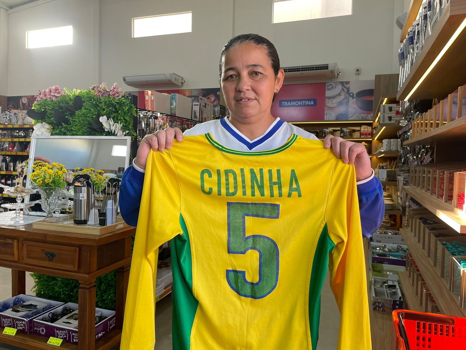 Campeã brasileira no São Paulo e ex-Seleção hoje trabalha em supermercado e torce pelo bi