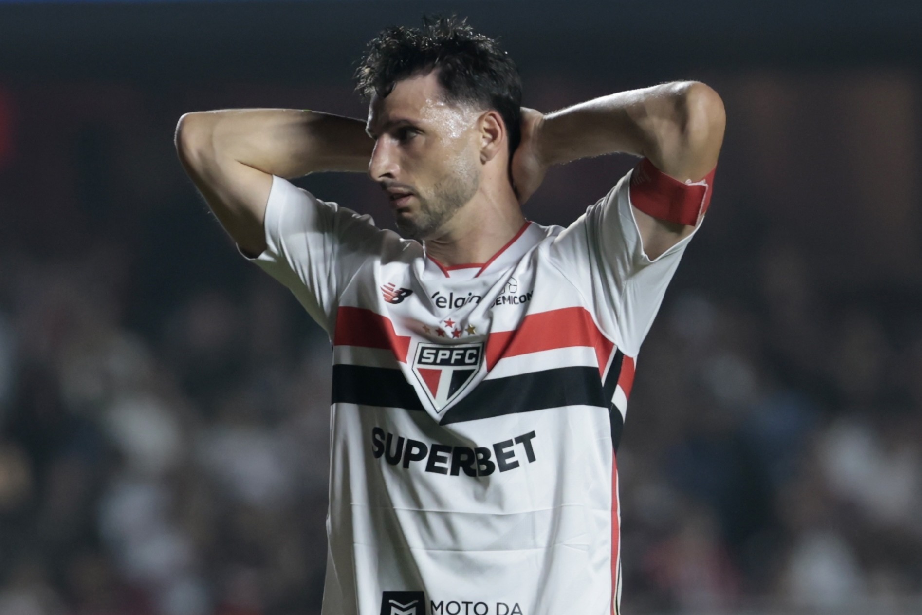 Calleri recebe terceiro amarelo e desfalca o São Paulo em clássico contra o Santos