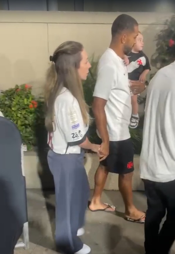 Paulo Henrique deixa vestiário caminhando e tranquiliza torcida do Vasco após pancada
