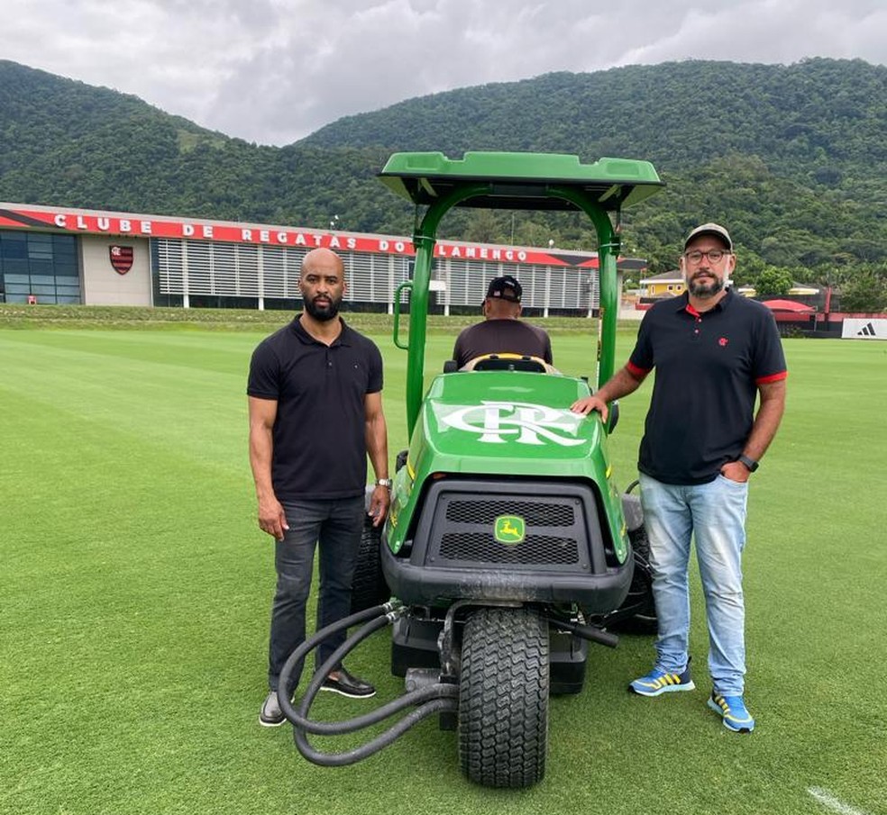 Fabinho Soldado e Felipe Barbosa, líder da equipe do Flamengo que cuida do gramado — Foto: Arquivo Pessoal