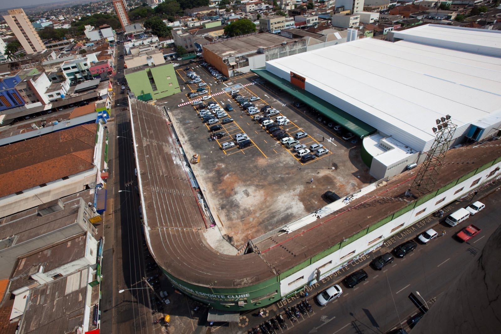 Uberlândia x Portuguesa: confronto já teve campeão da Copa e goleada em estádio que virou mercado