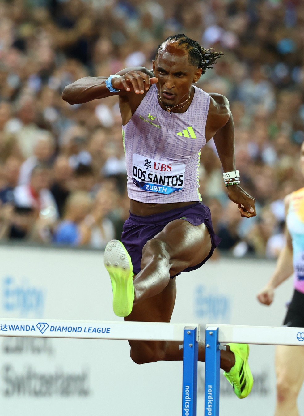 Alison dos Santos bate recorde mundial nos 400m com barreiras na etapa de Zurique da Diamond League — Foto: Reuters