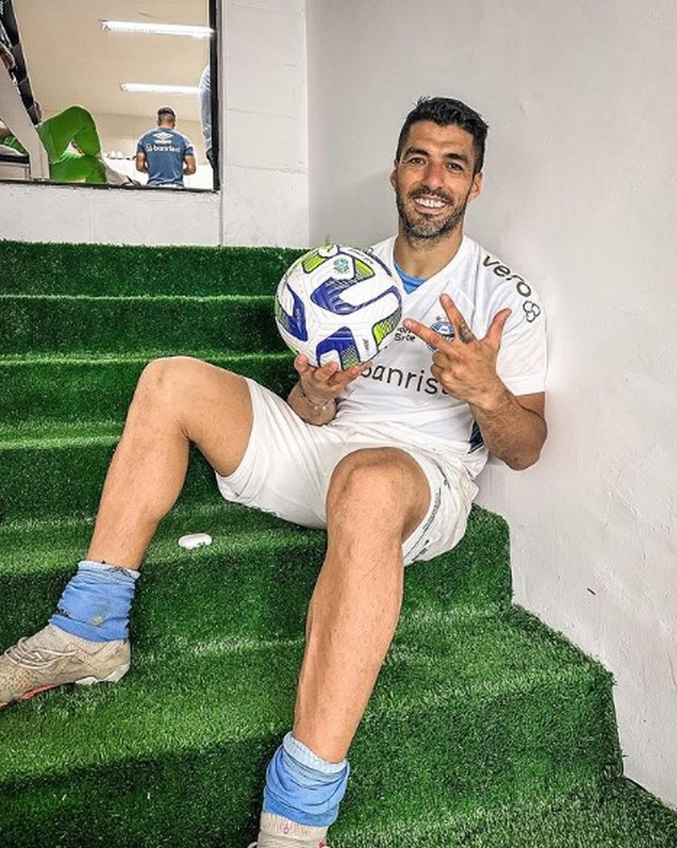 Suárez levou a bola do jogo para casa — Foto: Reprodução/Instagram