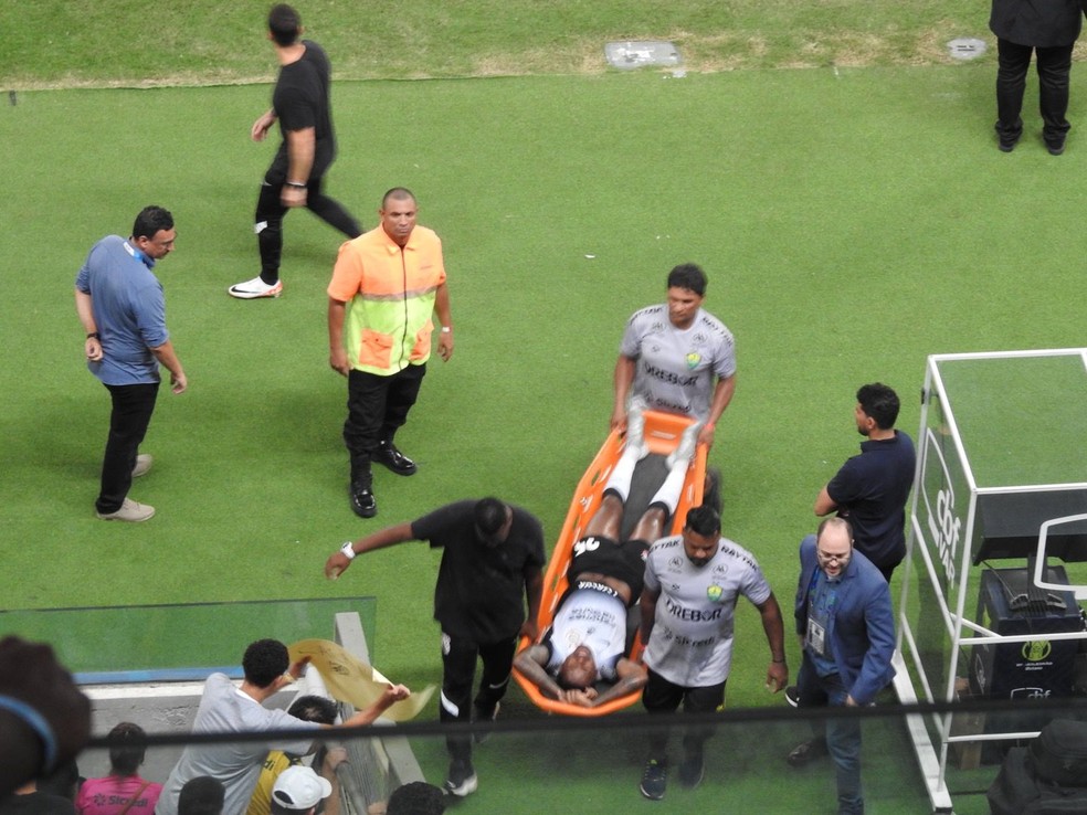 Cacá é retirado de maca em Cuiabá x Corinthians — Foto: Bruno Cassucci