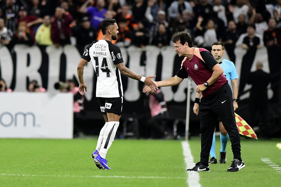 Raniele e Fernando Diniz em Corinthians x Santa Fe — Foto: Marcos Ribolli