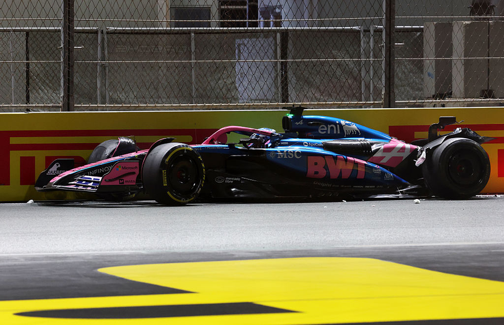 Pierre Gasly colide com Yuki Tsunoda e abandona GP da Arábia Saudita — Foto: Steven Tee/LAT Images