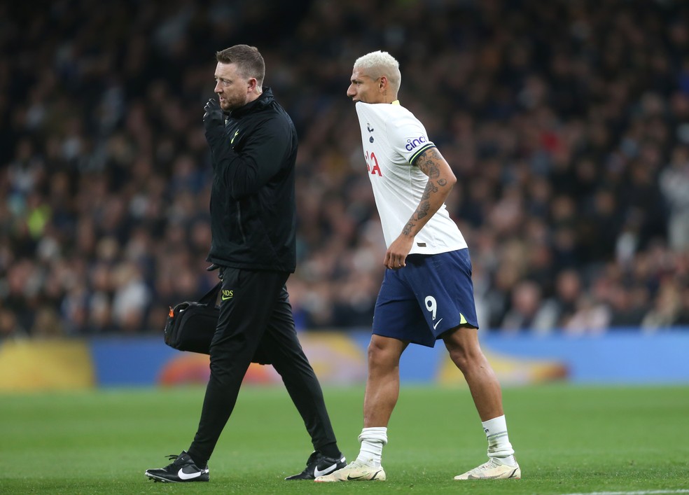 Richarlison sofre lesão e deixa jogo do Tottenham aos quatro
