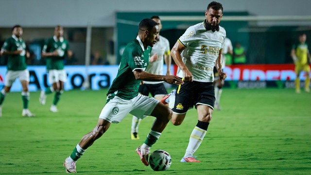 Jean Carlos tenta jogada para o Goiás