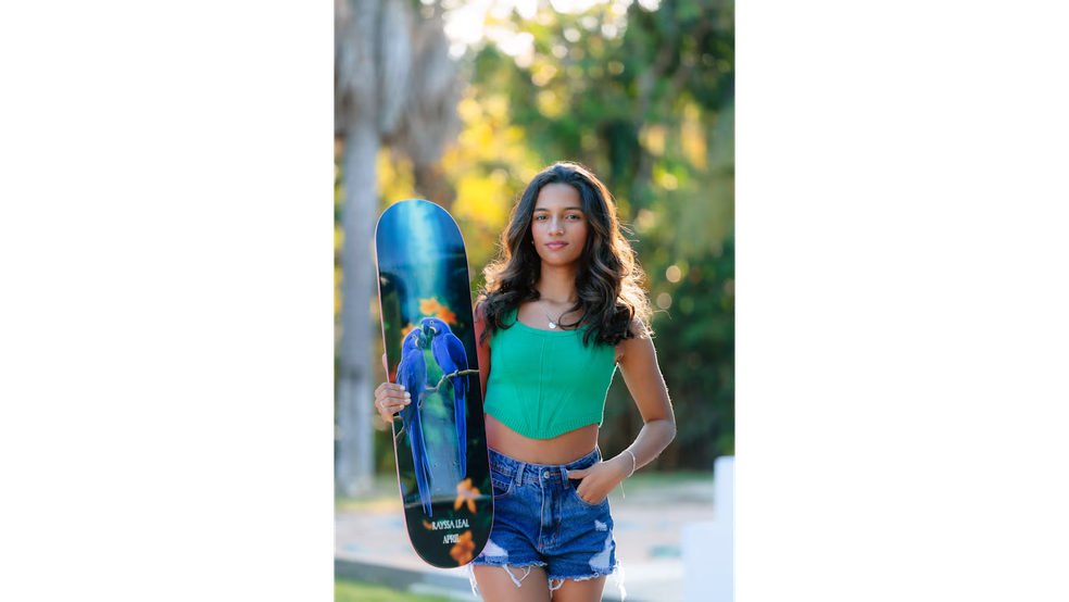 Rayssa Leal com o skate personalizado com o qual irá competir nos Jogos Olímpicos de Paris — Foto: Rodrigo Lima Junior/COI