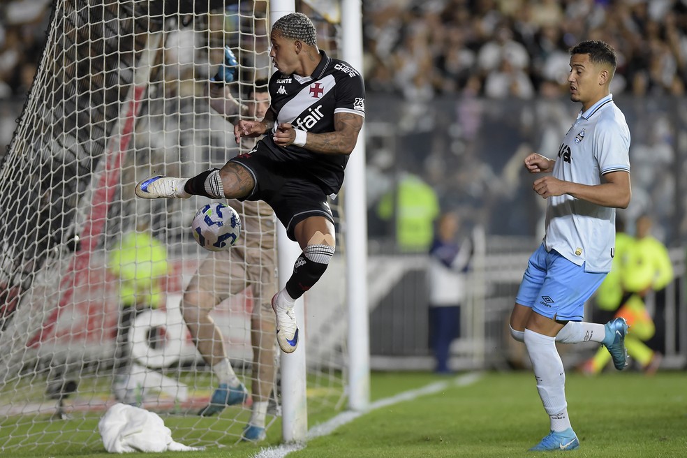 David, do Vasco, em ação na partida contra o Grêmio com uma proteção no joelho esquerdo — Foto: Dhavid Normando / ge