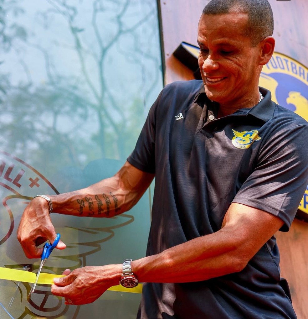 Rivaldo cortando faixa de inauguração de centro de excelência na Índia — Foto: Brazil Soccer Academy