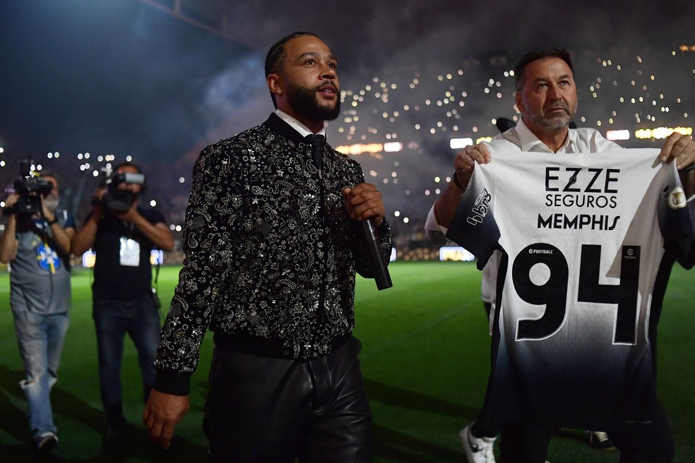 Memphis Depay é apresentado como reforço do Corinthians ao torcedores — Foto: Marcos Ribolli