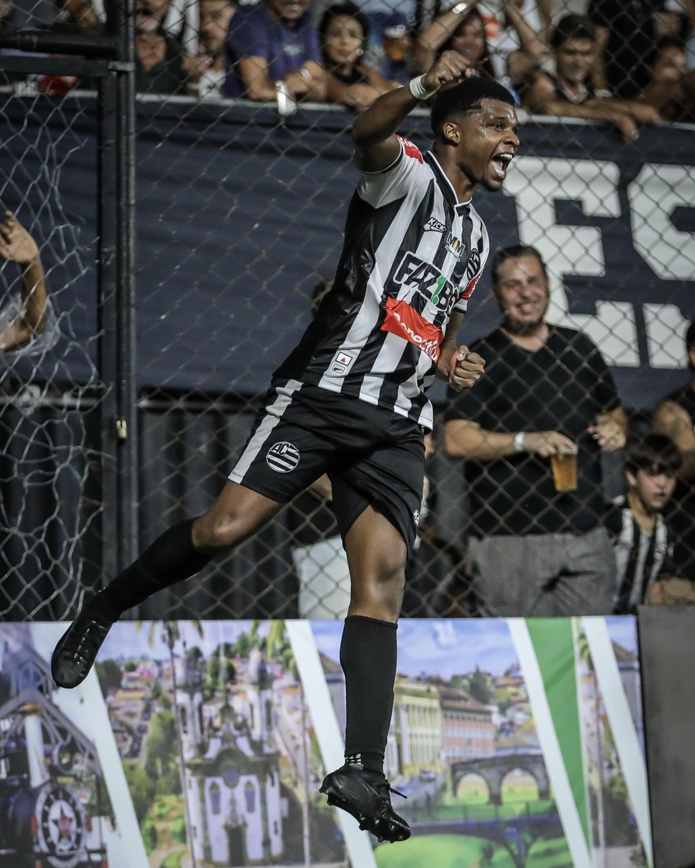 Lincoln marcou dois gols e participou do terceiro do Athletic contra o Uberlândia  — Foto: Fernanda Trindade/Athletic Club