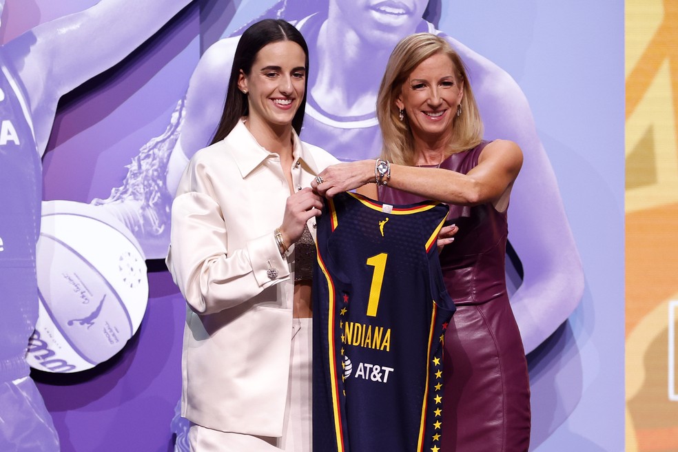 Caitlin Clark foi primeira escolha geral do Draft da WNBA — Foto: Sarah Stier/Getty Images