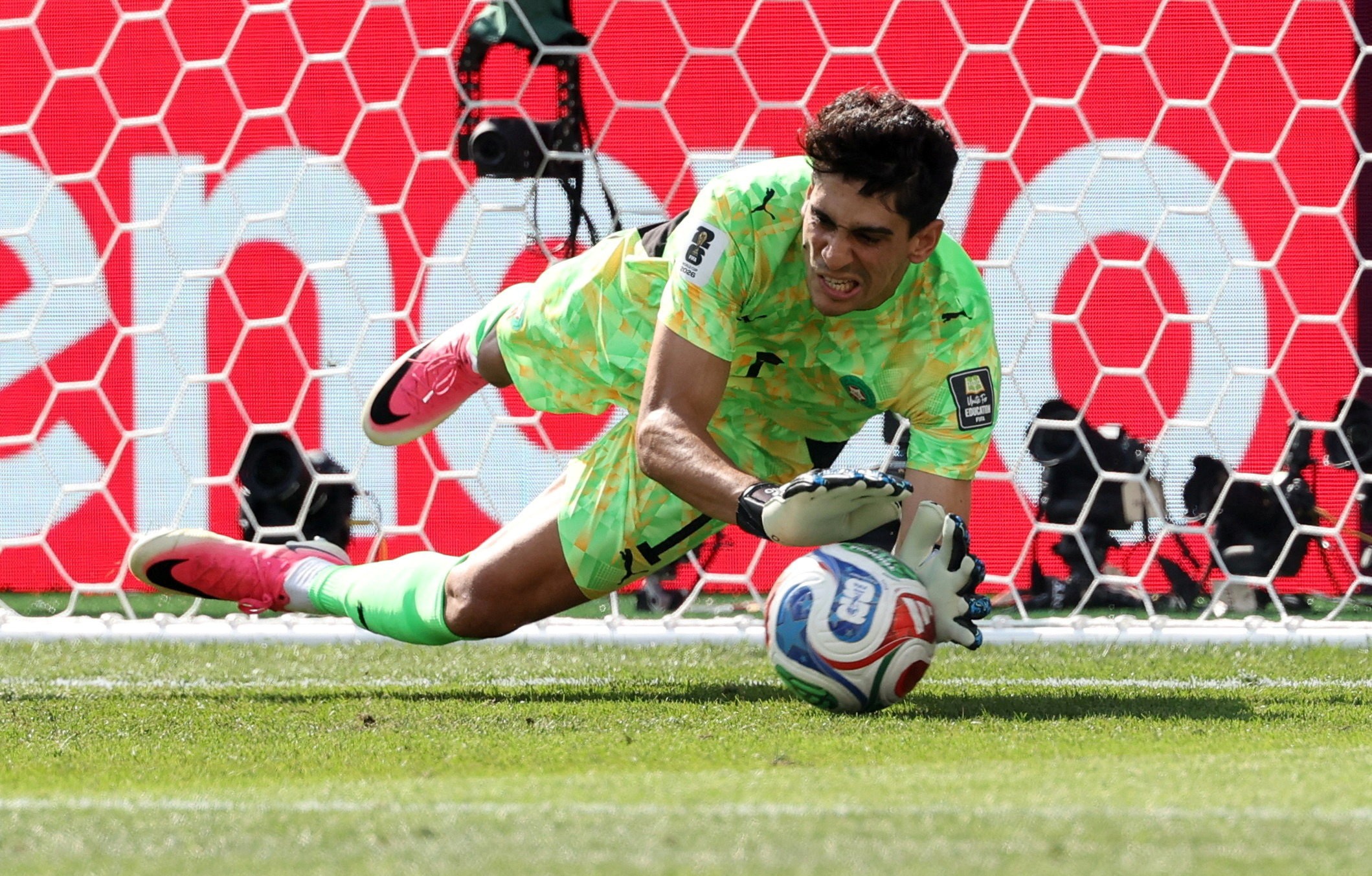 Goleiro do Marrocos pega pênalti de Mbappé, e torcida do mundo inteiro reage: "Bono ou Vozinha?"
