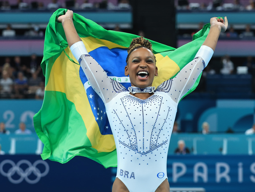 Com bandeira brasileira, Rebeca Andrade vibra com medalha de prata no salto da ginástica artística dos Jogos Olímpicos de Paris 2024 — Foto: Ricardo Bufolin/CBG