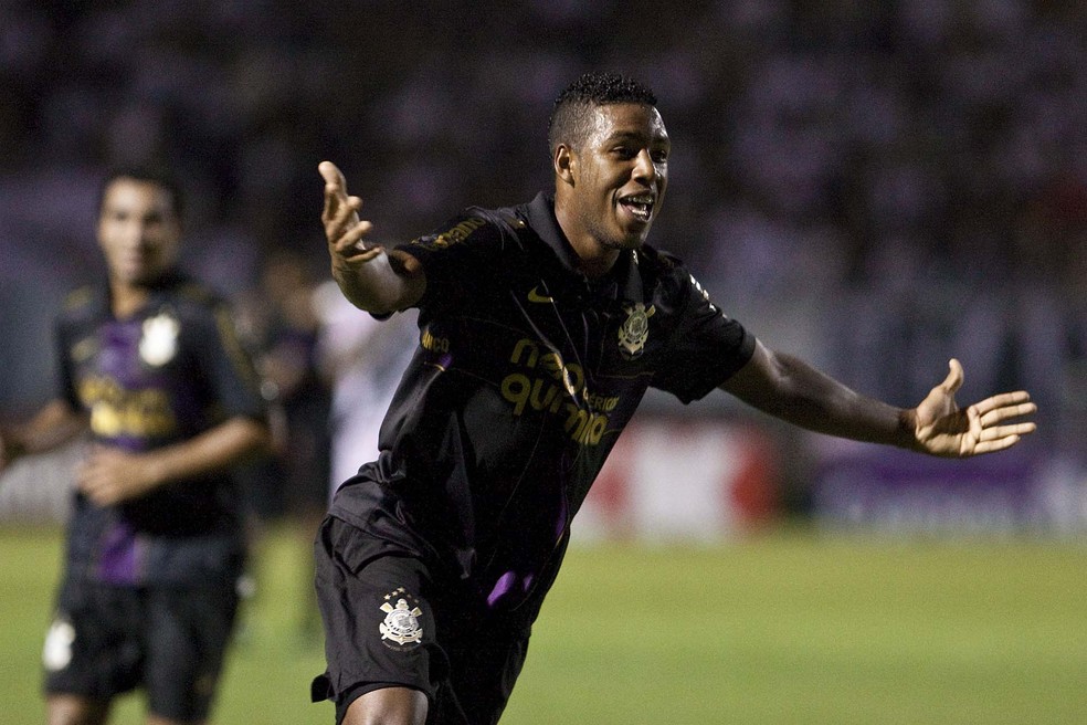 Jucilei, de roxo, comemora um gol pelo Corinthians contra a Ponte Preta em 2010 — Foto: Daniel Augusto Jr/Ag Corinthians