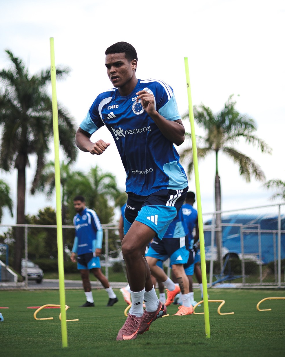 William Almeida em treino com o Cruzeiro na pré-temporada — Foto: Gustavo Martins/ Cruzeiro