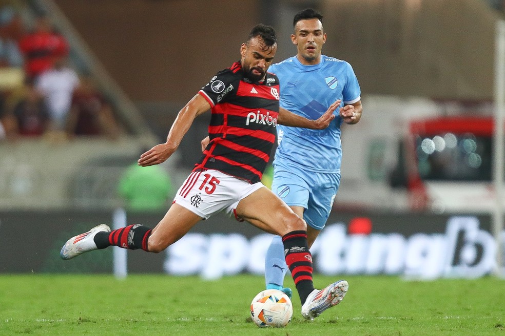 Fabrício Bruno em ação pelo Flamengo contra o Bolívar — Foto: Gilvan de Souza / CRF