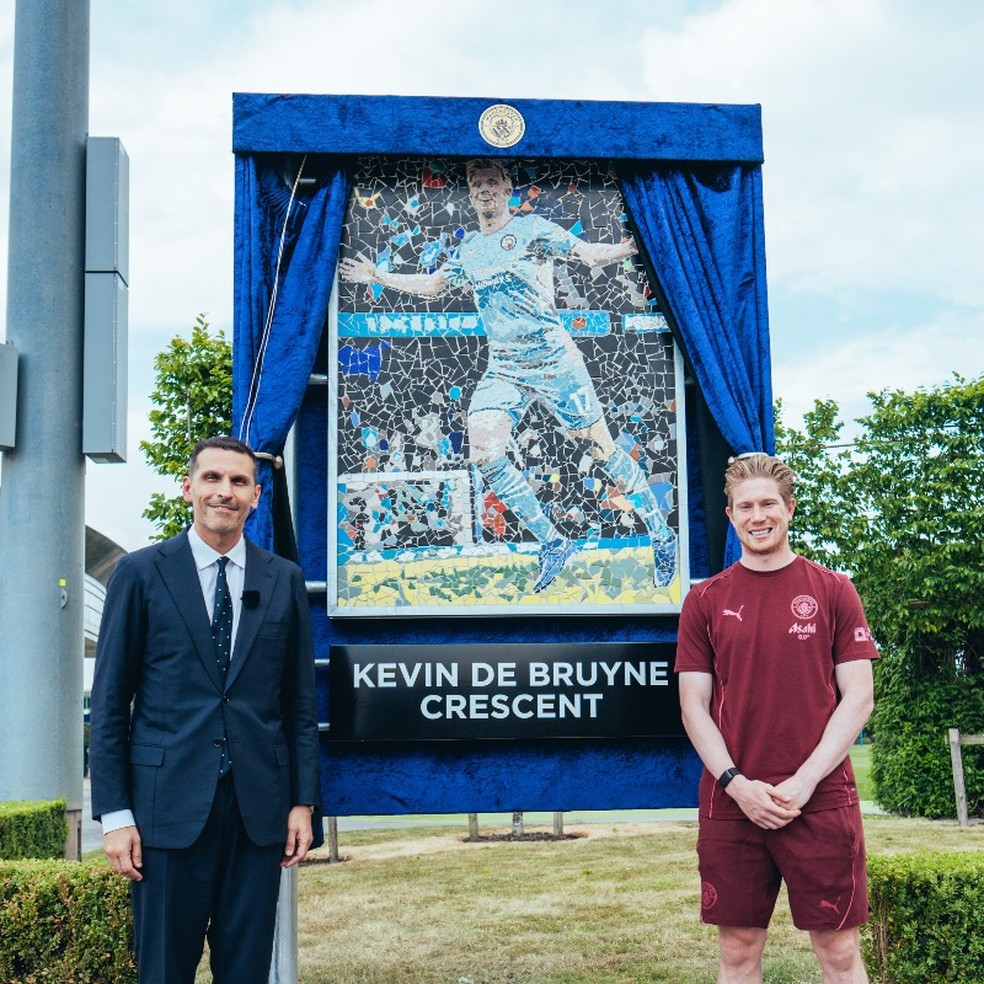 Kevin de Bruyne foi homenageado com um mosaico dentro do CT do Manchester City — Foto: Divulgação/Manchester City