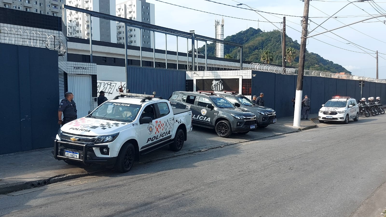Torcida do Santos quebra portão do estacionamento e invade CT Rei Pelé para cobrar elenco e diretoria