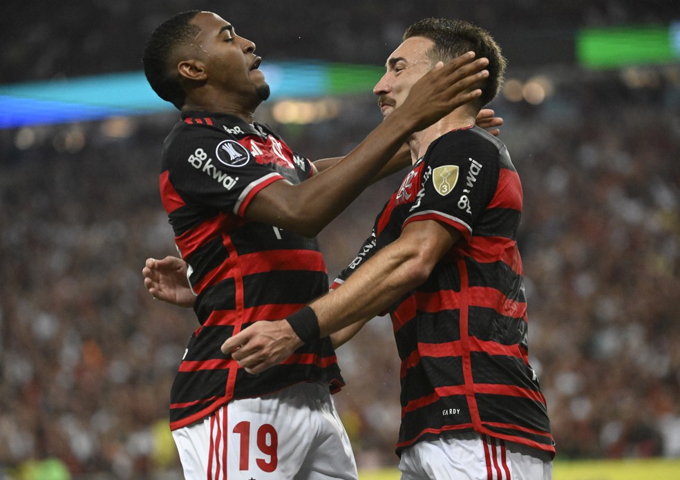 Lorran e Léo Ortiz comemoram gol do Flamengo contra o Palestino — Foto: André Durão
