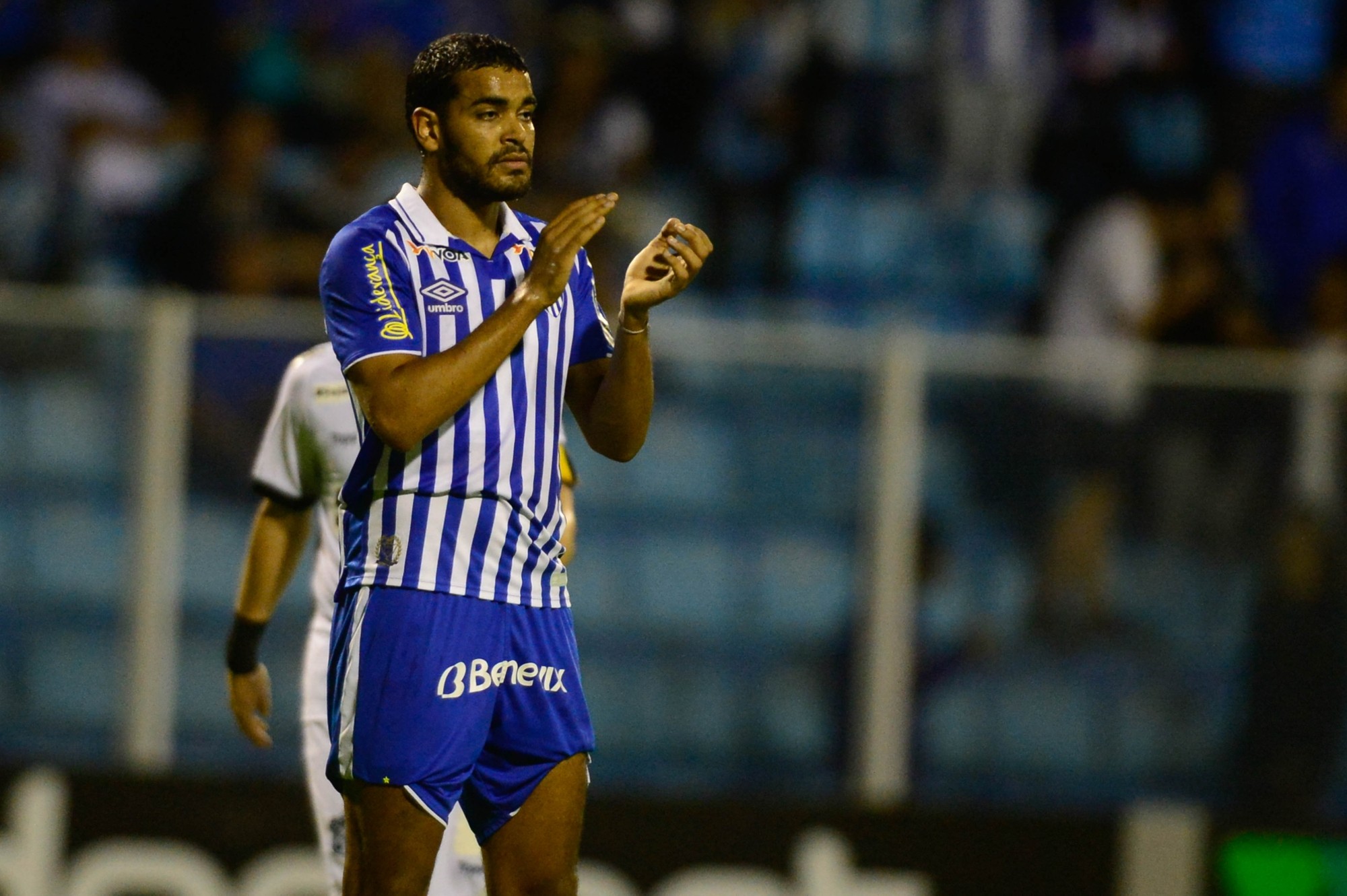Brenner mostra credenciais no Avaí, celebra gol, mas fica fora contra o ...