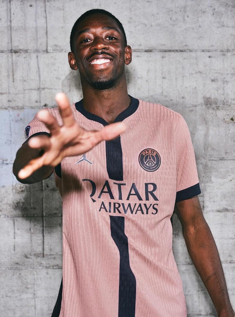 PSG lança novo uniforme na cor rosa; confira fotos | futebol francês | ge