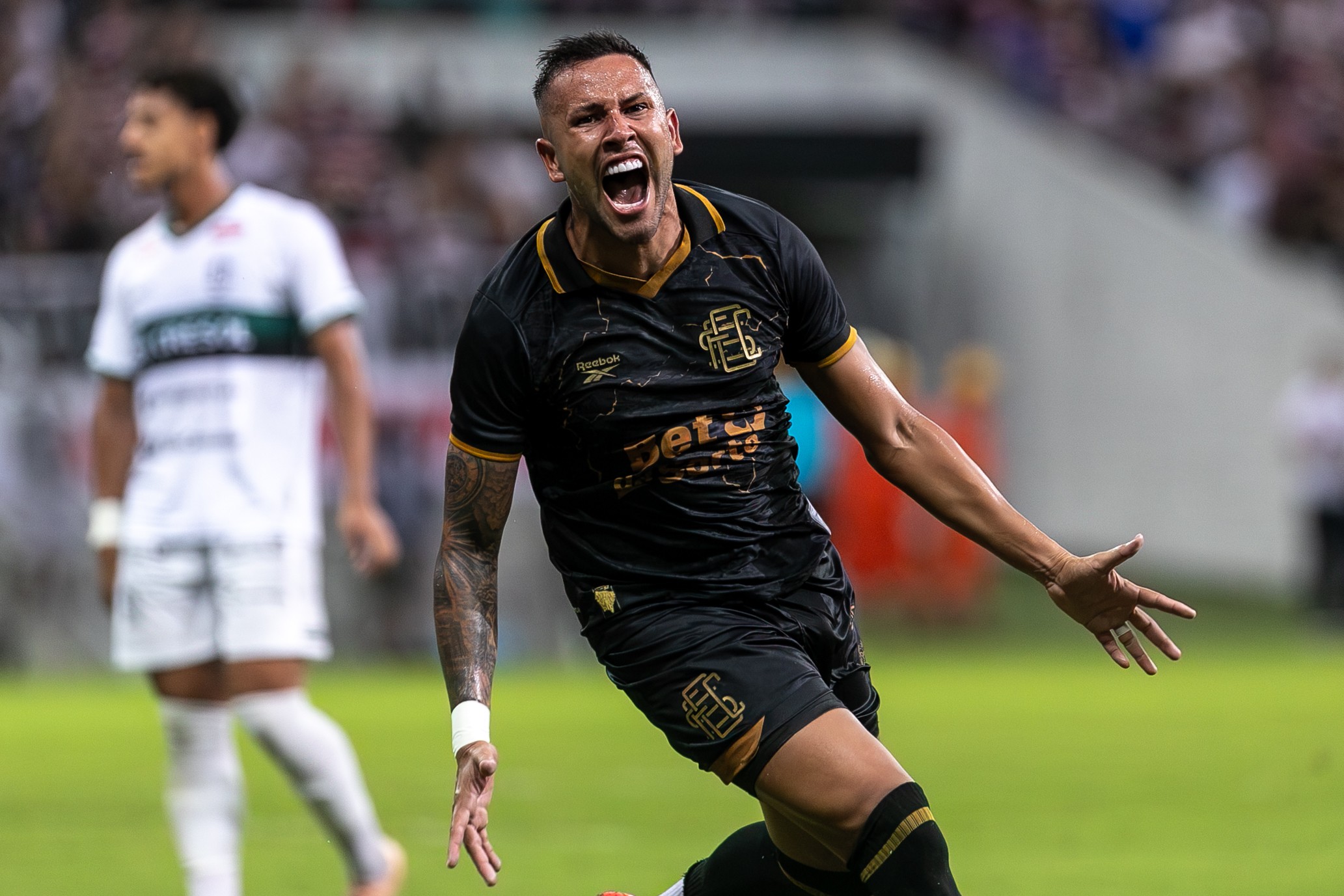Pedro Favela celebra gol do acesso do Santa Cruz à Série B e destaca sacrifícios da temporada
