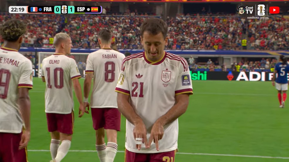 Oyarzabal faz M para comemorar gol de abertura do placar da semifinal entre Espanha e França — Foto: Reprodução/Cazé Tv