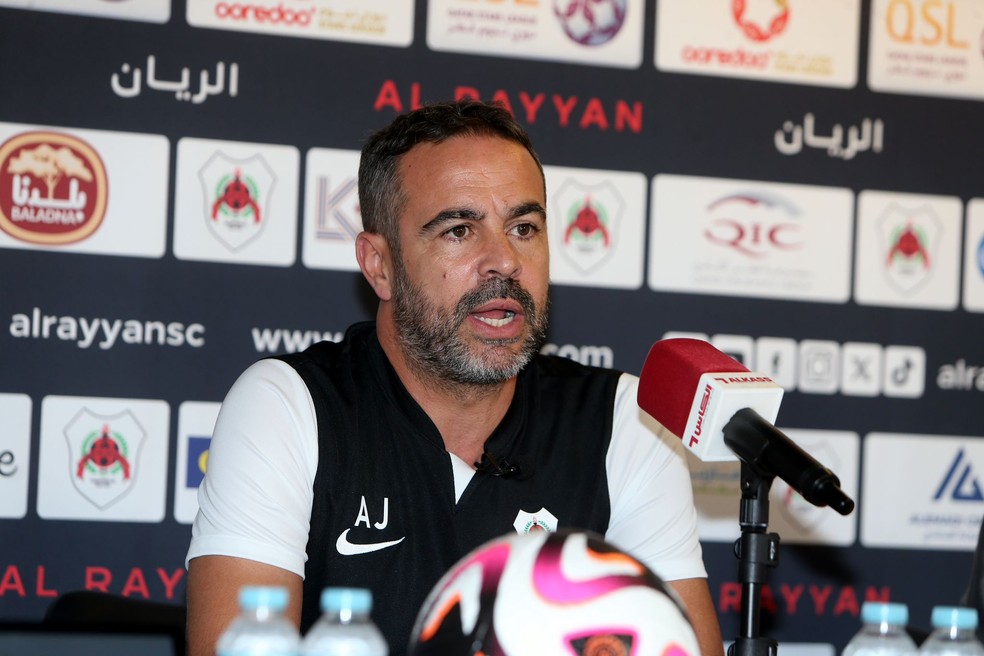 Artur Jorge é treinador do Al-Rayyan — Foto: Divulgação/Al-Rayyan