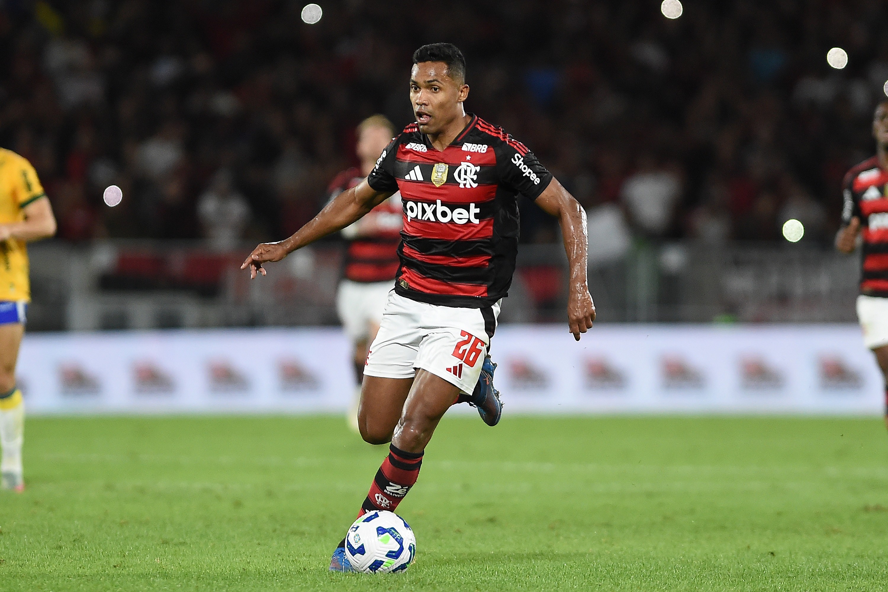 Reta final do ano reserva disputa na lateral esquerda do Flamengo e chance de mudanças em 2026