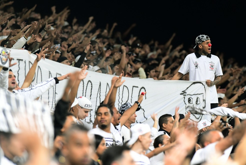 Protesto da torcida do Corinthians no jogo contra o Liverpool — Foto: Marcos Ribolli